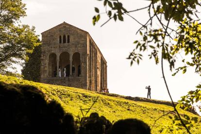 Santa María del Naranco, una iglesia prerrománica patrimonio mundial en Oviedo.