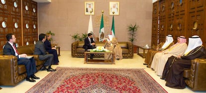 Enrique Peña Nieto durante un encuentro con el Jeque Sabah Al Ahmad Al Jaber Al Sabah, Emir del Estado de Kuwait, en el Palacio de Bayán, donde intercambiaron condecoraciones y atestiguaron la firma de acuerdos y memorándums.