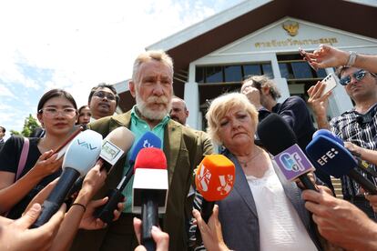 Los abogados españoles de Daniel Sancho, Marcos García-Montes y Carmen Balfagón, atienden a los medios en la isla de Samui (Tailandia), tras la lectura de la sentencia, este jueves.