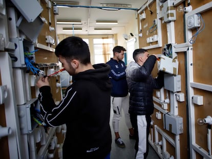 Alumnos del grado medio de instalaciones electrotécnicas del Instituto Albert Einstein de Sevilla.