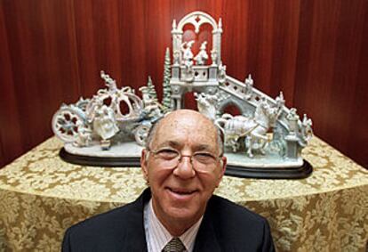José Lladró, ante la carroza de Cenicienta, pieza emblemática de la empresa de porcelana que preside en Valencia.