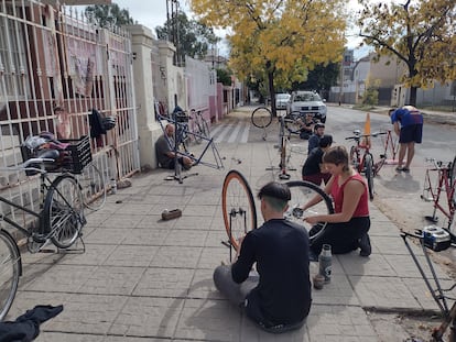 Reparación de bicicletas en una calle de Córdoba (Argentina)