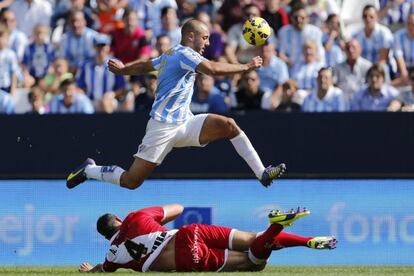 Amrabat salta ante Antonio Amaya