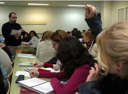 Clase con mayoría de alumnas en la Facultad de Pedagogía de Málaga.