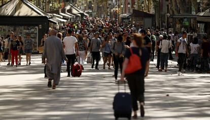 Una turista pasea por la Rambla barcelonesa.