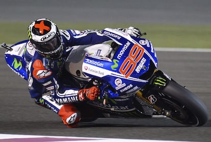 Jorge Lorenzo, del equipo Yamaha, durante de los entrenamientos libres realizados en el circuito de Losail de Doha, Catar.