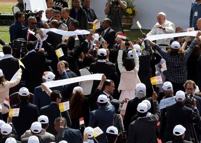 El papa Francisco saluda a los asistentes a la misa en el estadio de la Defensa Aérea egipcia, en El Cairo.