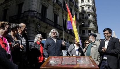 Placa colocada ante la comisaría de Via Laietana.