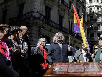 Placa colocada ante la comisaría de Via Laietana.