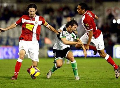 Jarquye y Valdo tratan de arrebatar el balón a Óscar Serrano.