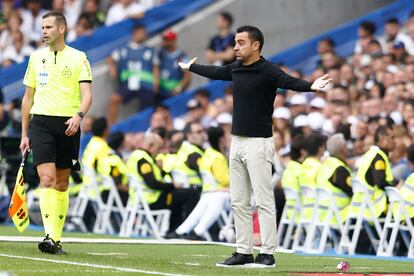 Xavi Hernández, durante el clásico este domingo en el Bernabéu.