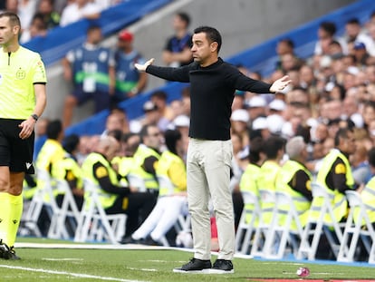 Xavi Hernández, durante el clásico este domingo en el Bernabéu.