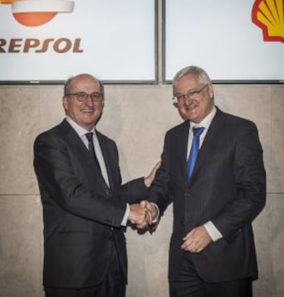 Antonio Brufau, presidente ejecutivo de Repsol, junto a Peter Voser, consejero delegado de Shell, en la sede de Repsol tras la firma del acuerdo de venta de activos de gas natural licuado