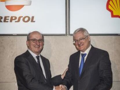 Antonio Brufau, presidente ejecutivo de Repsol, junto a Peter Voser, consejero delegado de Shell, en la sede de Repsol tras la firma del acuerdo de venta de activos de gas natural licuado