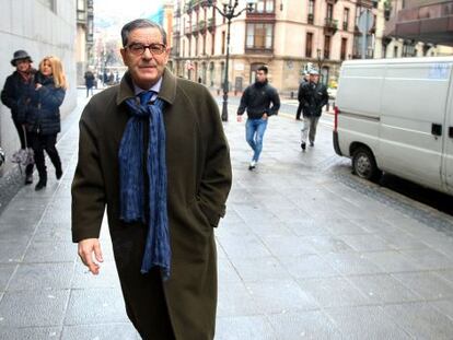Mario Fernández se dirige a declarar a la Fiscalía de Bizkaia.