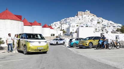 Varios vehículos eléctricos en la isla griega de Astipalea. 