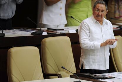 Raúl Castro, que ha presidido la quinta Asamblea Nacional, junto al escaño vacío de su hermano Fidel.