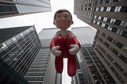 Globos gigantes de Pikachu, Bob Esponja, Angry Birds y otros personajes de dibujos animados invadieron las calles de Nueva York en el popular desfile de Acción de Gracias que la cadena de tiendas Macy's organiza cada año. En la imagen, el globo de un duende se deplaza por la Sexta Avenida durante el tradicional desfile.