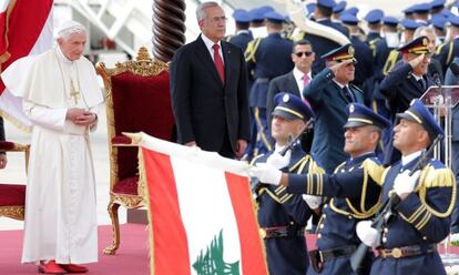 El papa Benedicto XVI junto al presidente libanés Michel Sleiman, a su llegada a Beirut