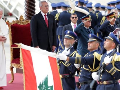 El papa Benedicto XVI junto al presidente libanés Michel Sleiman, a su llegada a Beirut