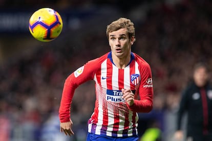 Griezmann persigue un balón en un partido de Liga contra el Athletic.