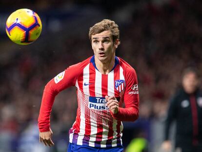 Griezmann persigue un balón en un partido de Liga contra el Athletic.