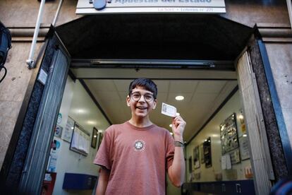 Cosmin Rotariu, de 15 anys, ensenya la seva butlleta del primer premi.