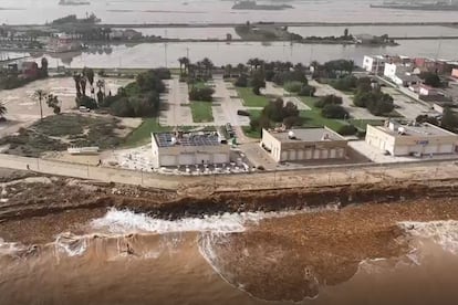 Crecida del río Turia a su paso por Paiporta (Valencia), este martes. 
