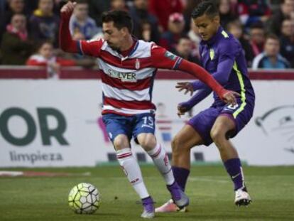 Cuenca controla el bal&oacute;n ante Rosales. 