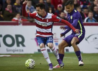 Cuenca controla el balón ante Rosales.