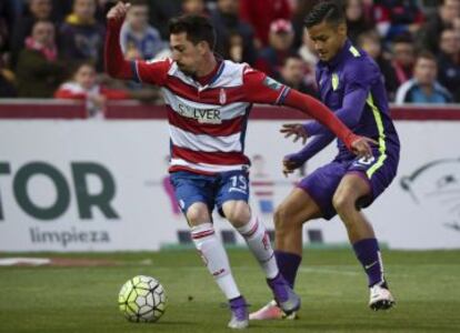 Cuenca controla el bal&oacute;n ante Rosales. 