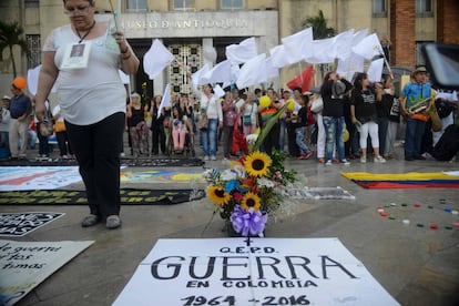 Un grupo de colombianos celebra en la ciudad de Medell&iacute;n la firma del cese al fuego definitivo entre las FARC y el Gobierno. 