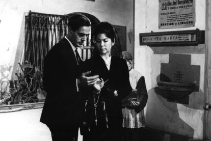 Carlos Estrada y Aurora Bautista en una escena de  <i>La tía Tula, </i> película de Miguel Picazo.