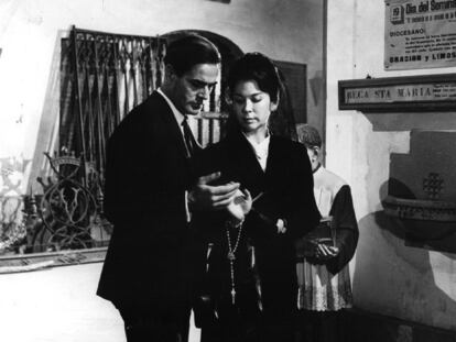Carlos Estrada y Aurora Bautista en una escena de <i>La tía Tula, </i> película de Miguel Picazo.