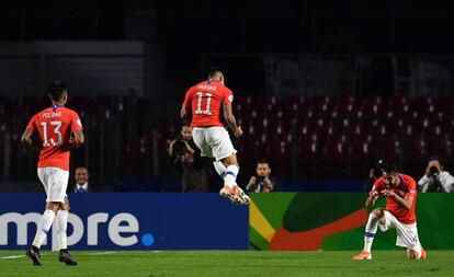 Vargas comemora gol com Isla e Pulgar no Morumbi.