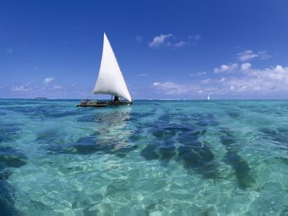 Un dhow, embarcación tradicional de pesca de Zanzíbar, en la bahía de Matemwe, cerca de la isla de Mnemba, en Tanzania.