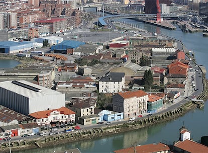 Vista parcial de la península de Zorrozaurre de  Bilbao, donde se planea construir más de 5.000 viviendas.