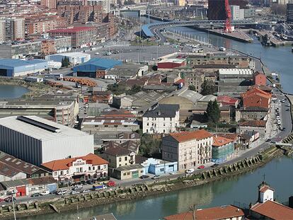 Vista parcial de la península de Zorrozaurre de Bilbao, donde se planea construir más de 5.000 viviendas.