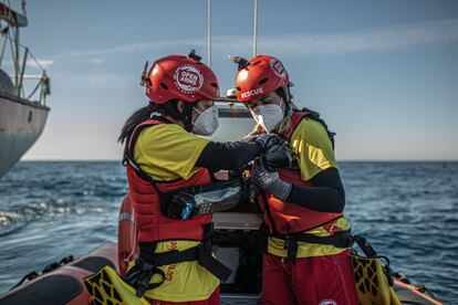 Laura coloca o rádio em Fátima momentos antes de começarem a viajar as cinco milhas que separam o Astral do barco à deriva avistado. Anteriormente, trajes de mergulho, nadadeiras, capacetes e máscaras foram colocados.