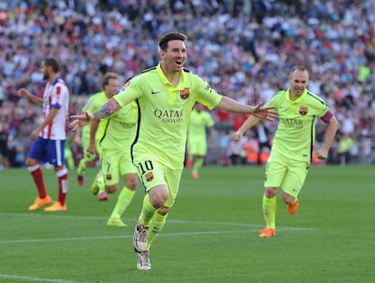 Messi se dirige al córner para celebrar el gol.