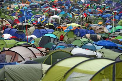 Miles de tiendas se amontonan en la zona de acampadas durante el festival, 26 de junio de 2014.