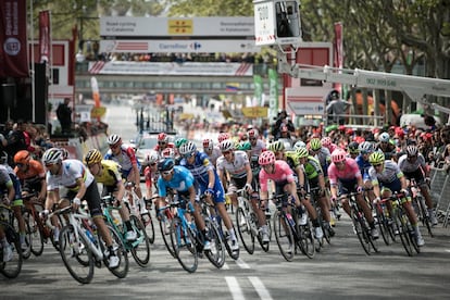 Un grup de ciclistes puja la muntanya de Montjuïc, la darrera etapa de la Volta Catalunya. 