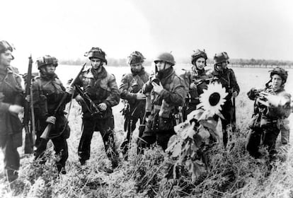 Grupo de paracaidistas británicos, conocidos como los diablos rojos, en Holanda, durante la Operación Market Garden.