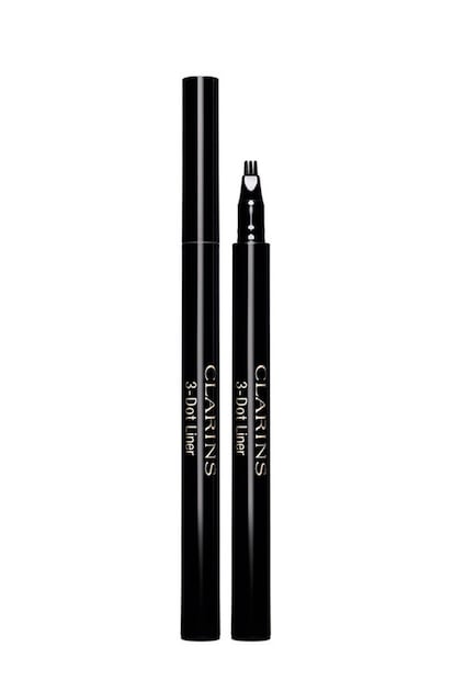 Delineador '3-Dot Liner' de Clarins. Combina la precisión del eyeliner con el trazado de un lápiz. Su aplicador en forma de tridente permite rellenar el hueco entre las pestañas 'punto por punto' (25,50 euros).