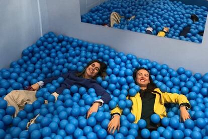 Leire Urzáiz y Estefanía de Oliveira, en la piscina de bolas de su tienda, Papiroga.