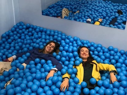 Leire Urzáiz y Estefanía de Oliveira, en la piscina de bolas de su tienda, Papiroga.