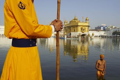 El Templo Dorado de Amritsar, santuario sagrado para los sijs, es un lugar mágico que parece flotar sobre un resplandeciente estanque y debe su nombre al “néctar de la inmortalidad”. Peregrinos de todo el mundo vienen para bañarse en sus aguas sagradas.