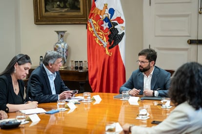 Gabriel Boric habla con Lautaro Carmona y Bárbara Figueroa, presidente y secretaria general del Partido Comunista, en enero.