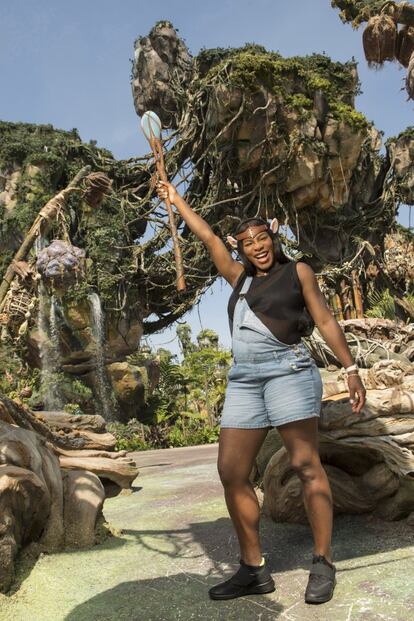 Serena Williams aprovechó el tiempo que estuvo apartada de las pistas de tenis por su embarazo para disfrutar como una niña de la recreación de Pandora de la película 'Avatar' en el parque de Florida.