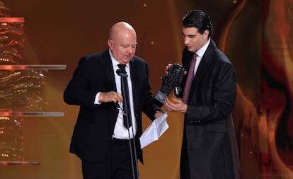 Pedro Almodóvar gana el Goya a mejor guion adaptado por La habitación de al lado. Recoge el premio su hermano, Agustín Almodóvar.